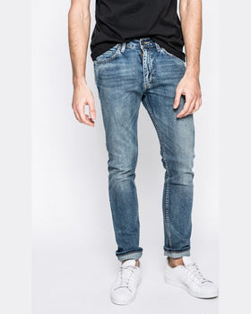 Model Levis jeansi