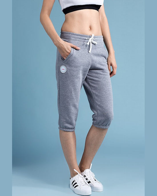 Pantaloni Answear scurti flow gri